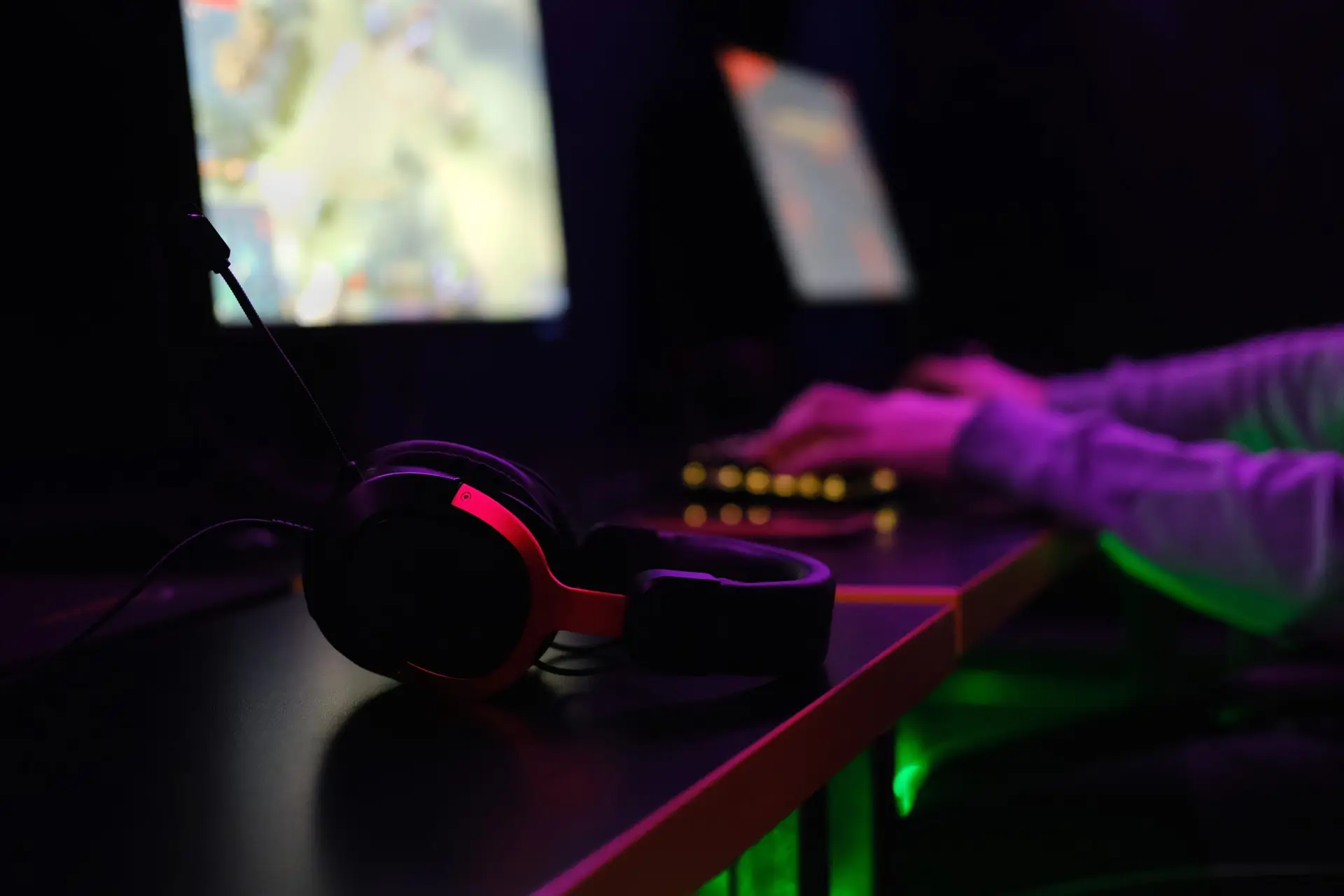 close up of gaming headphones with microphone in n 2025 02 11 18 46 06 utc scaled